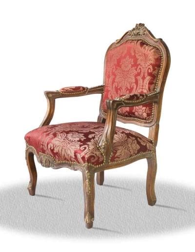 Ein verzierter Stuhl mit rot gepolstertem Sitz.