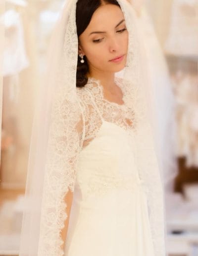 Eine Braut in einem weißen Hochzeitskleid mit Schleier.