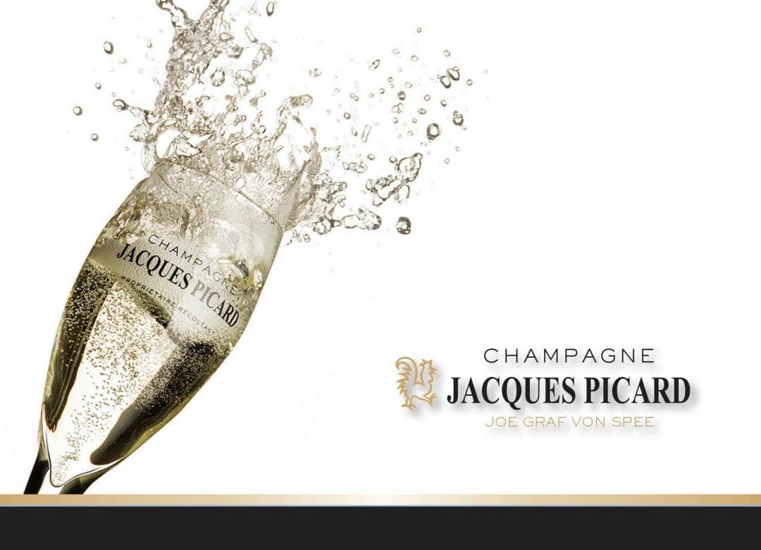 Jacques Piccard Champagner strömt aus einem Glas.