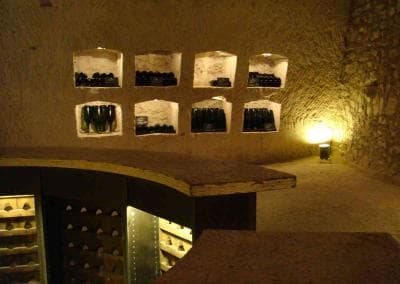 Ein Weinkeller in einem Steingebäude.