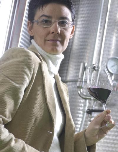 Eine Frau hält ein Glas Wein.