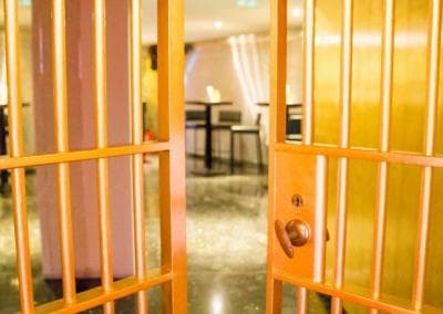 Ein Bild einer Gefängniszellentür in einem Hotel.