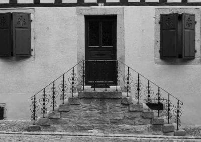 Ein Schwarz-Weiß-Foto eines Hauses mit Fensterläden.