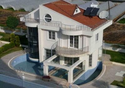 Eine Luftaufnahme eines Hauses mit Swimmingpool.