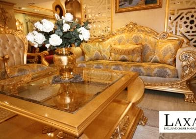 Ein Wohnzimmer mit goldenen Möbeln und einem Couchtisch.