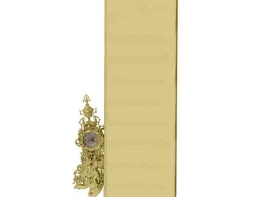 Ein goldener Briefhalter auf weißem Hintergrund.