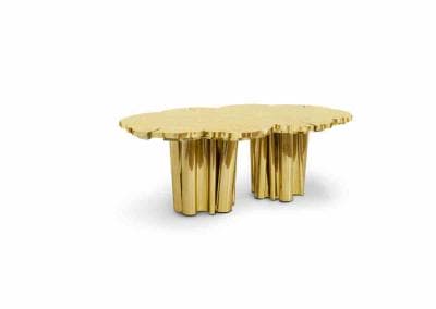 Ein goldener Tisch mit einem Blattgold darauf.