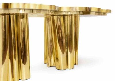 Ein vergoldeter Tisch mit drei Säulen.