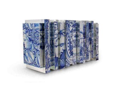 Ein blau-weißes Bücherregal mit blau-weißem Design.